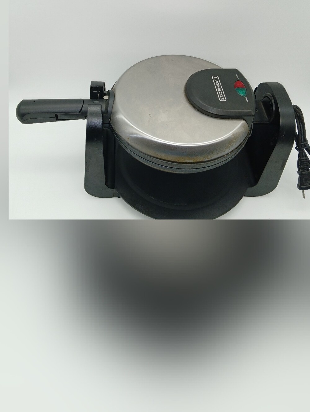 BLACK+DECKER Flip Waffle Maker WM1404S, 4 Belgian Waffles - Picture 3 of 6